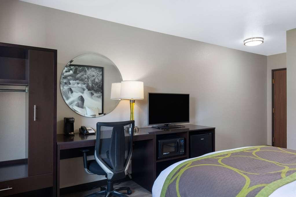 Super 8 By Wyndham St. Regis Hotel Room photo